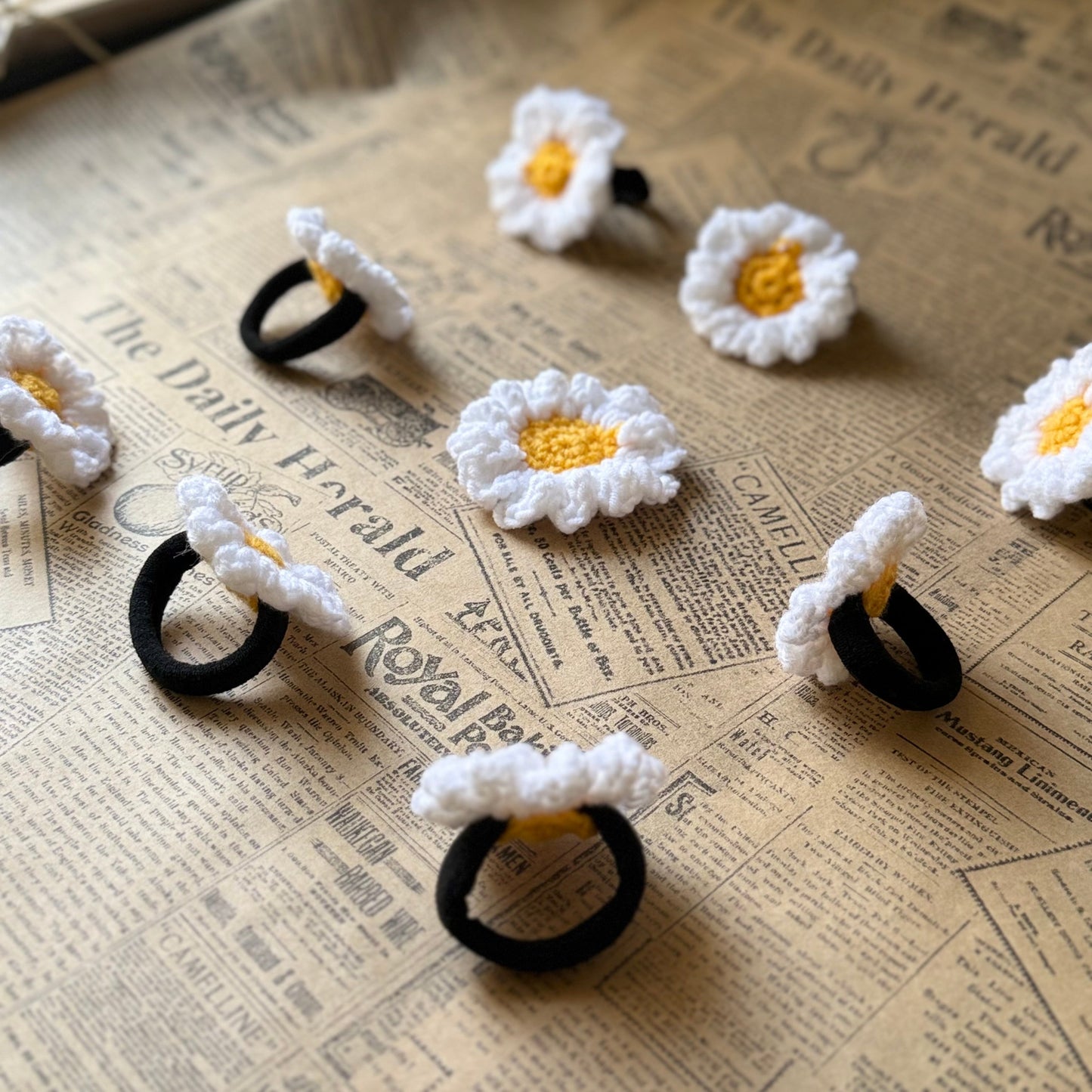 crochet daisy hair-tie